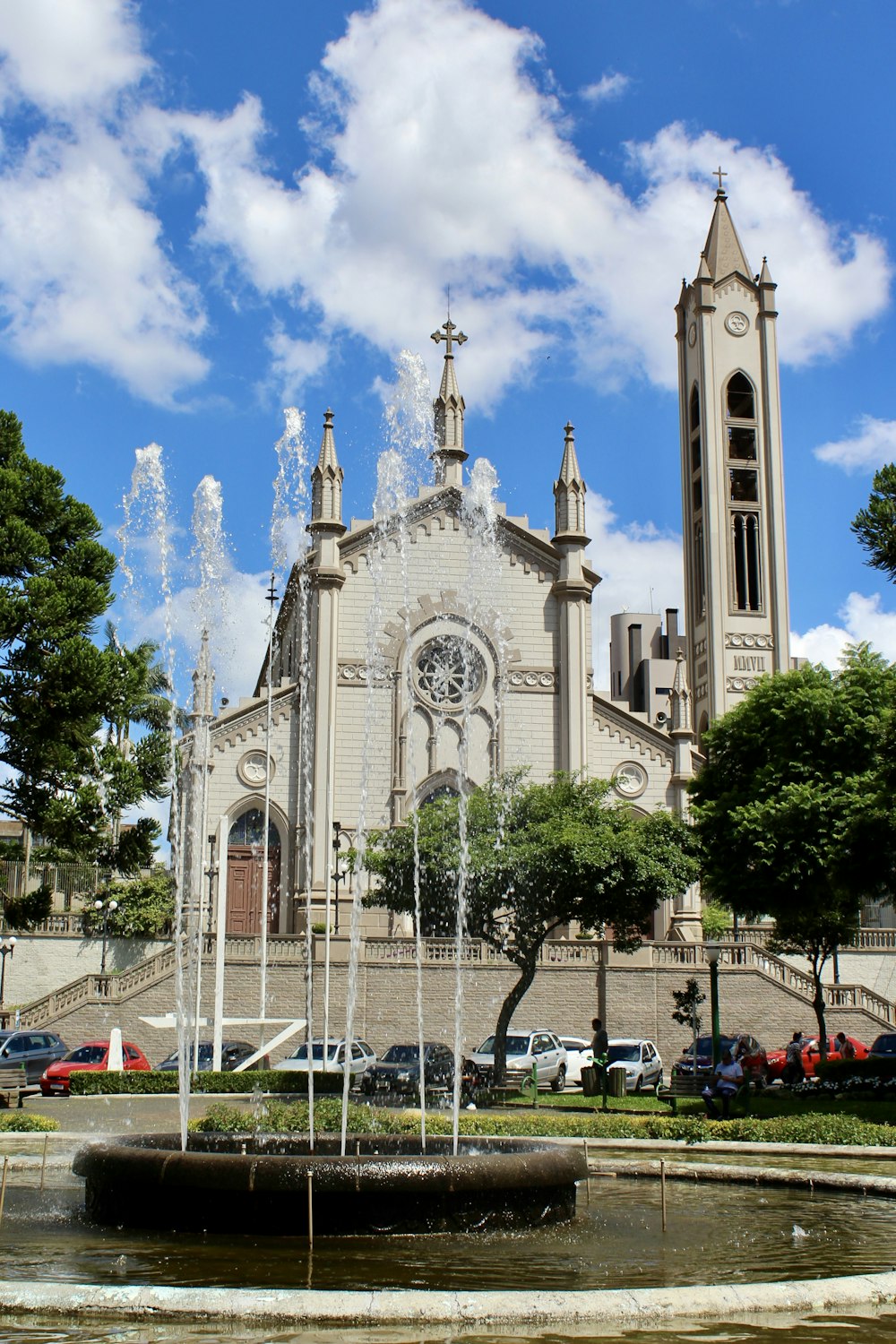 una chiesa con una fontana di fronte