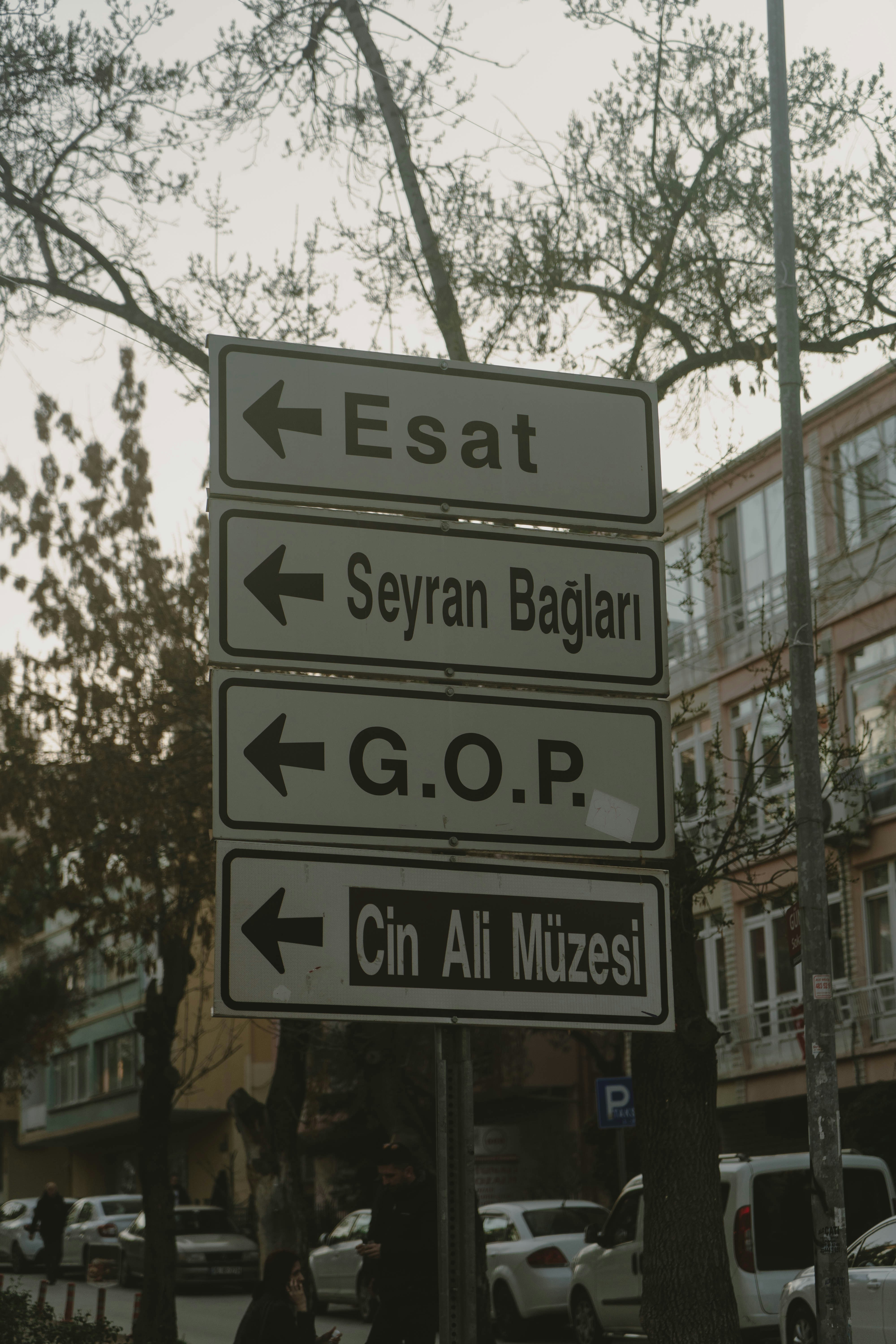 une plaque de rue sur le bord de la route