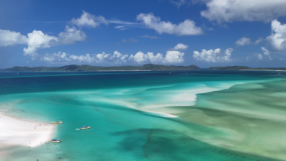 une vue aérienne d’une plage avec des bateaux dans l’eau