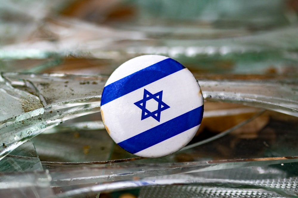 a button with the flag of israel on it