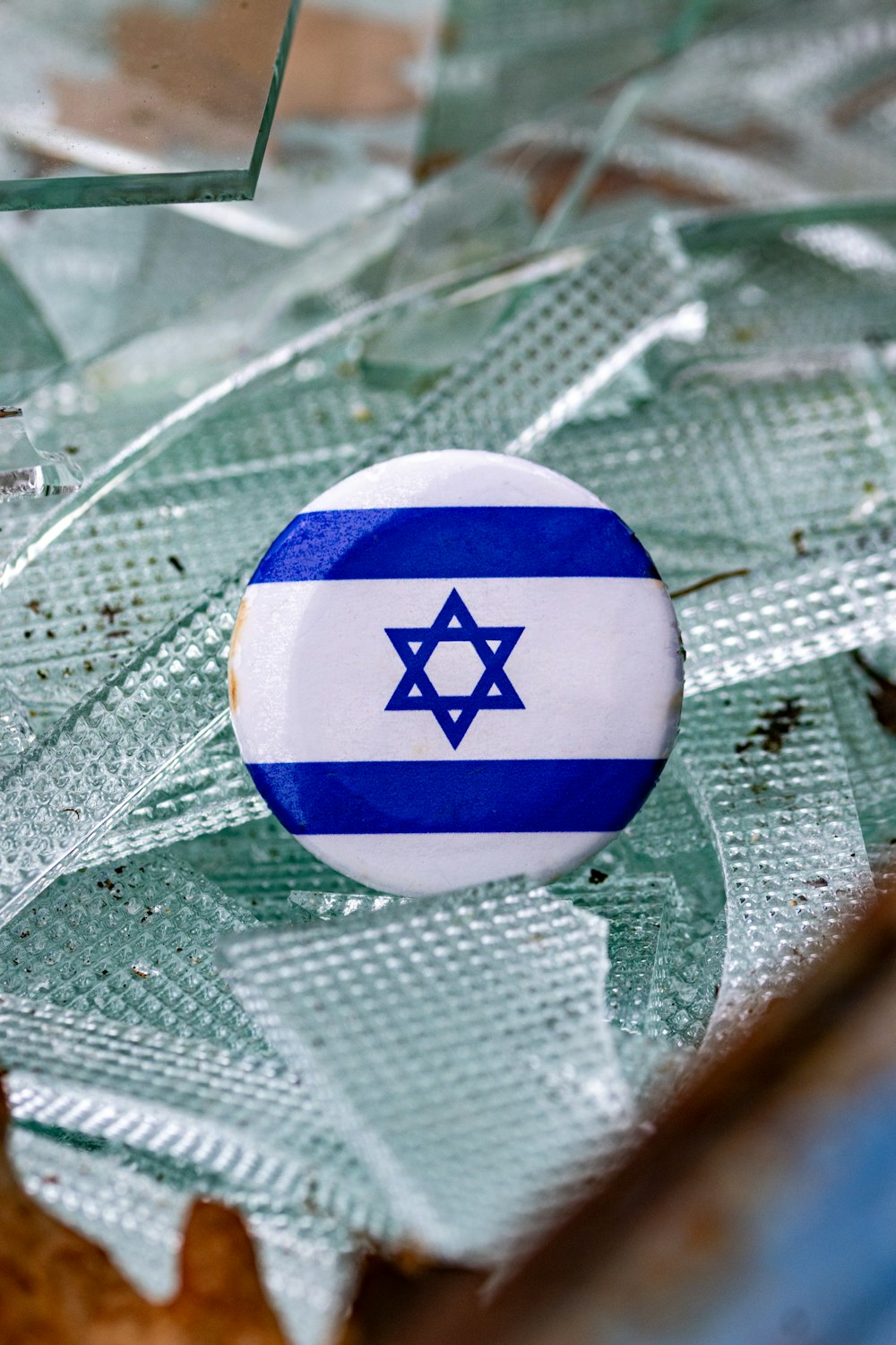 a button with the flag of israel on it