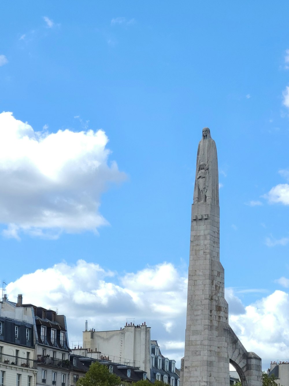 um monumento alto no meio de uma cidade