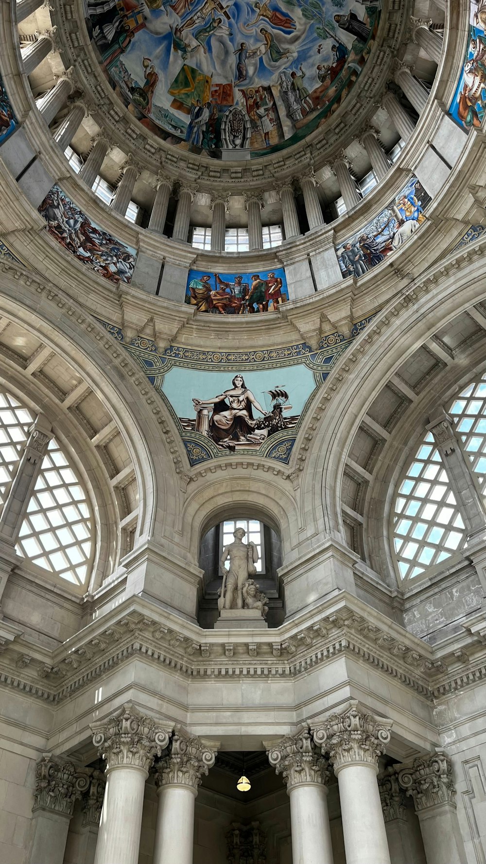 il soffitto di un grande edificio con molti dipinti su di esso