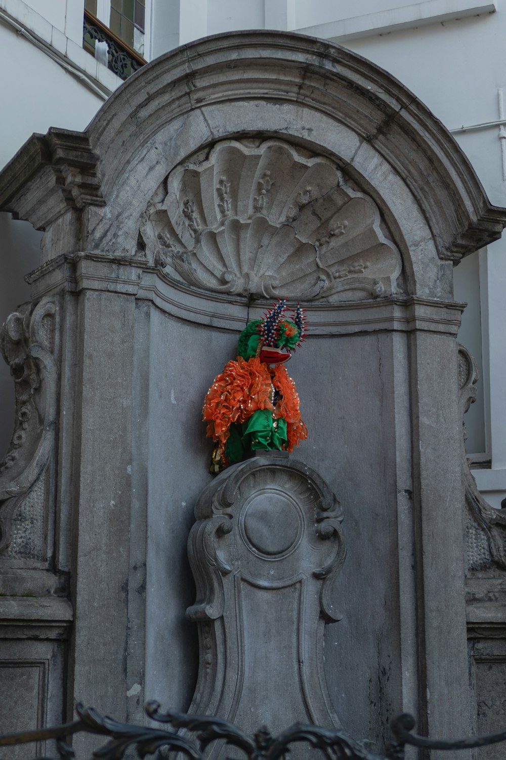 eine Statue mit einem Blumenstrauß darauf