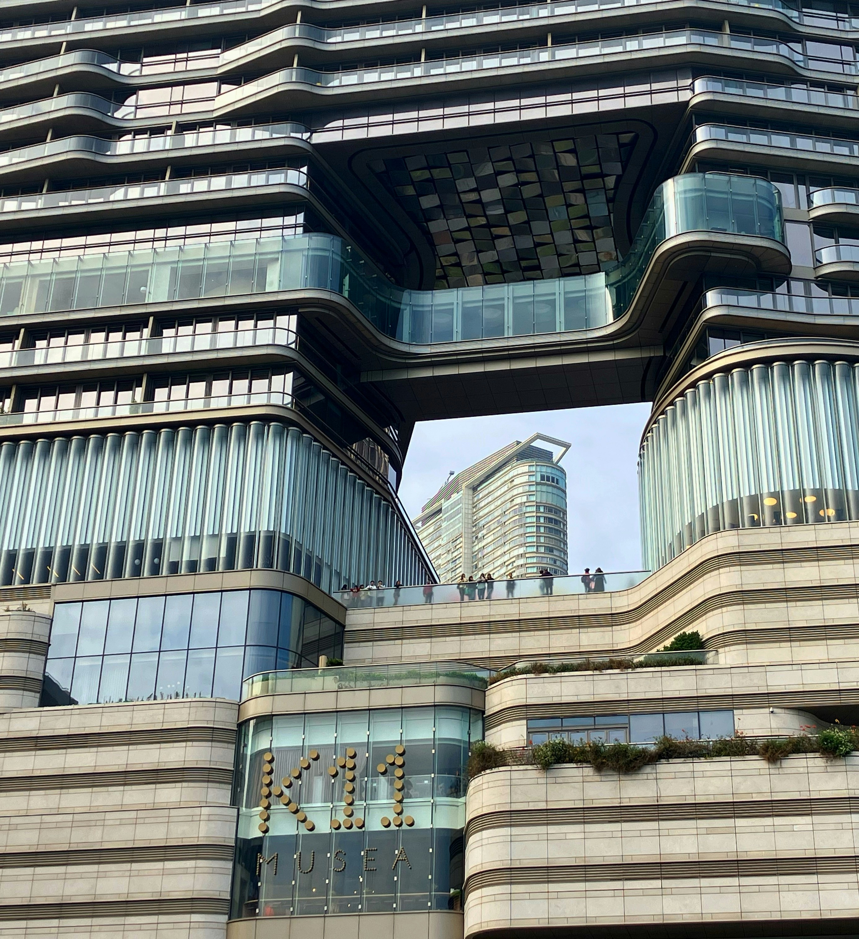 Un edificio muy alto con un reloj a un lado