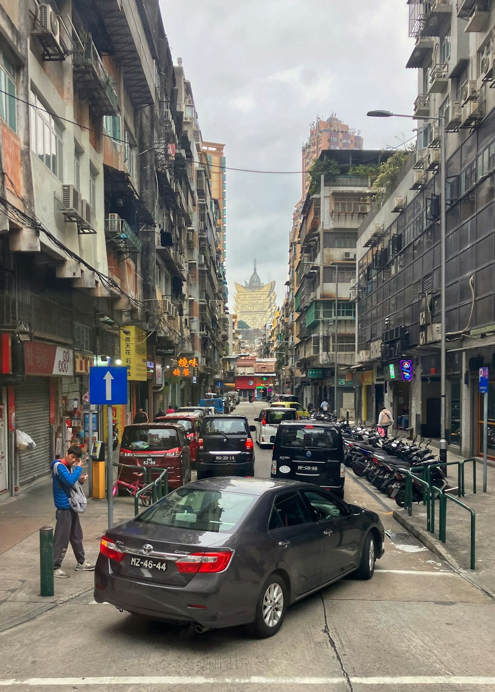 a city street filled with lots of parked cars