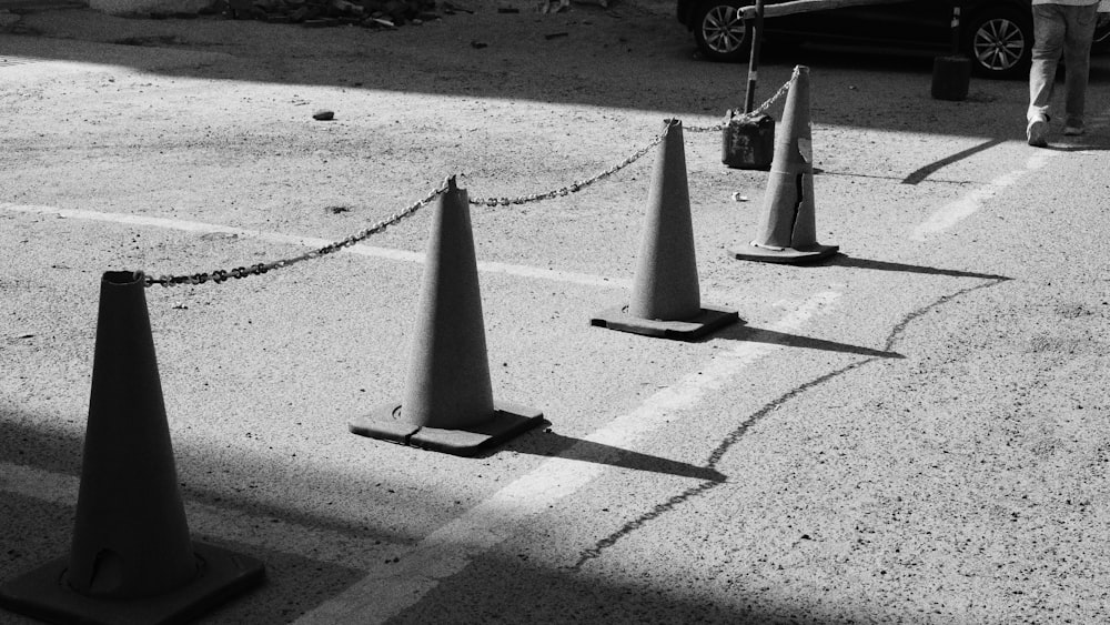 Un grupo de conos de tráfico sentados al costado de una carretera