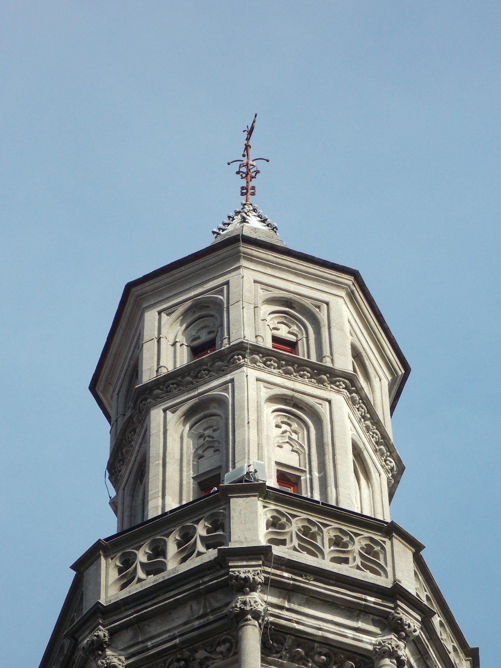 una torre alta con un reloj en la parte superior