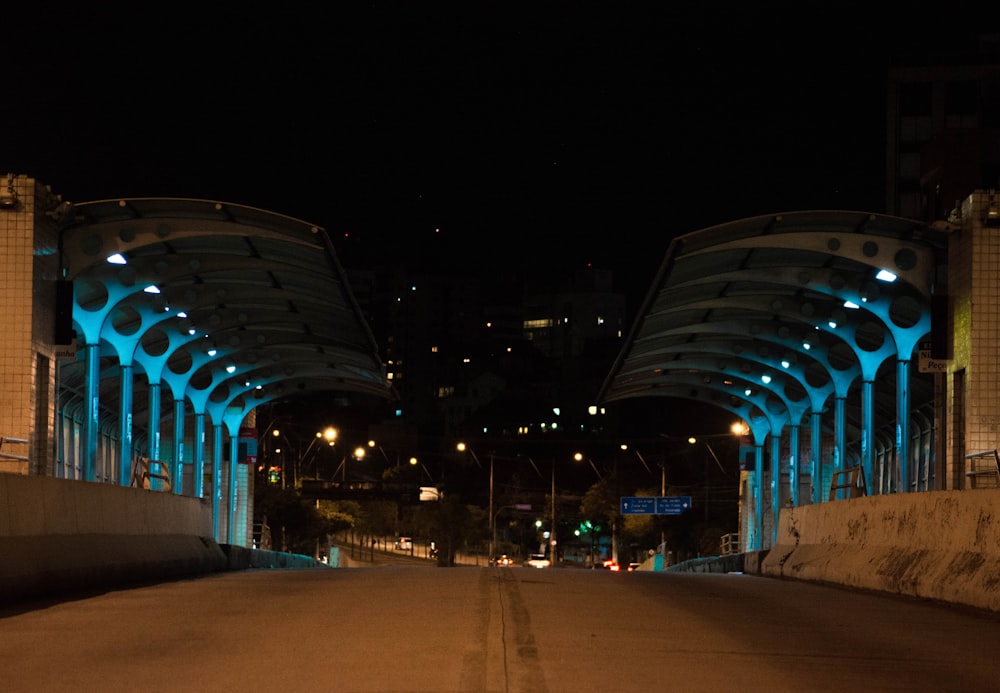 青いライトが灯る夜の街路