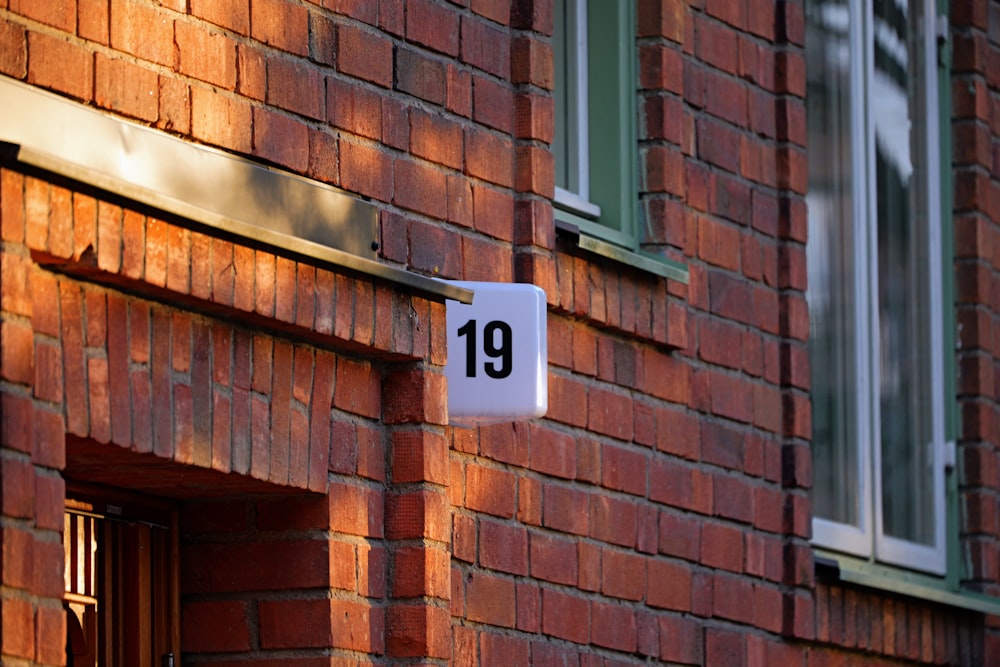 ein Backsteingebäude mit einem Schild an der Seite