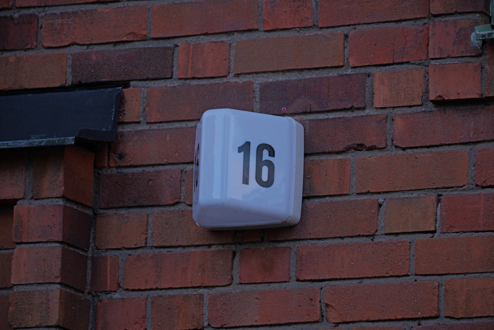 Un primer plano de una pared de ladrillos con un reloj