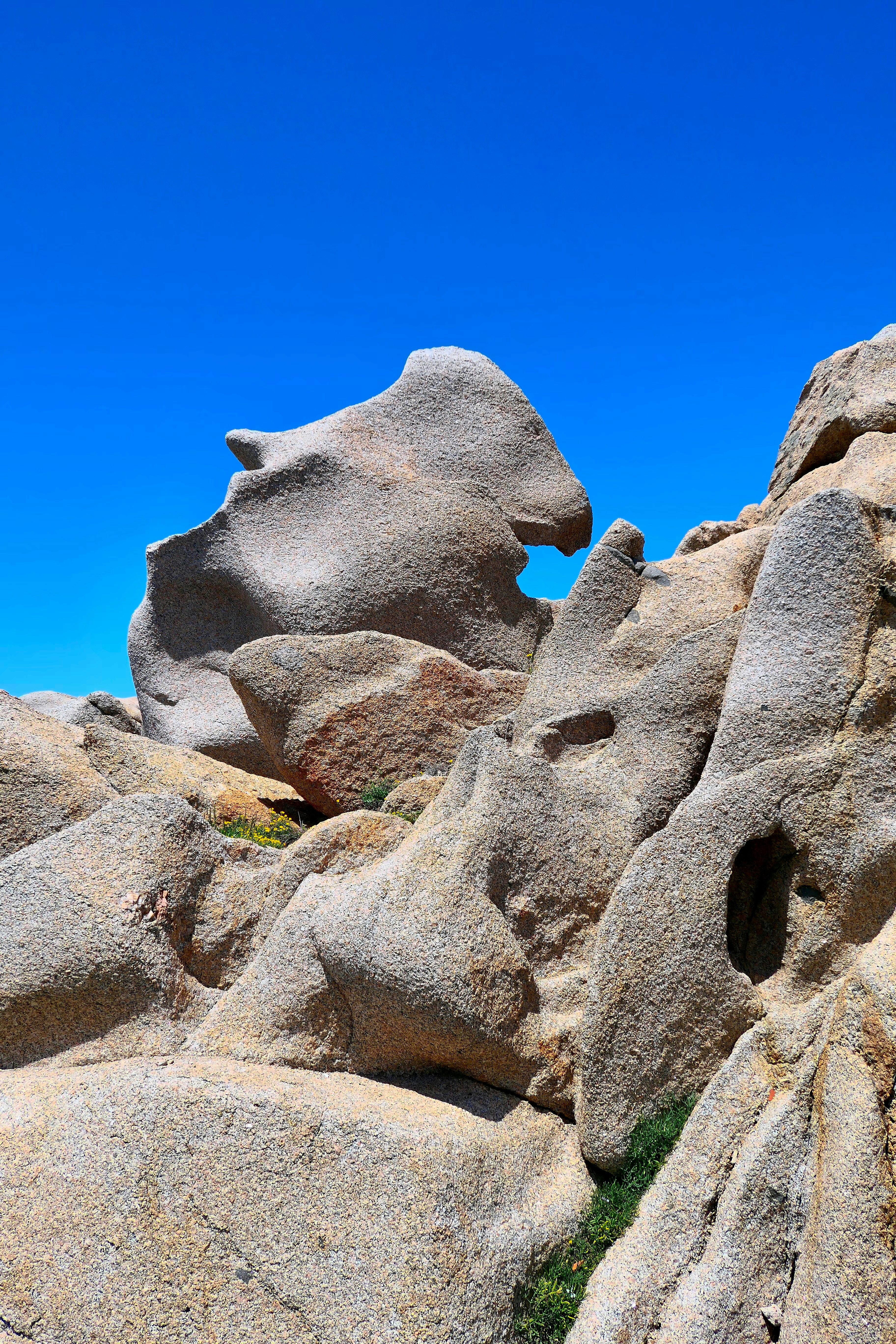 eine Felsformation mit blauem Himmel im Hintergrund