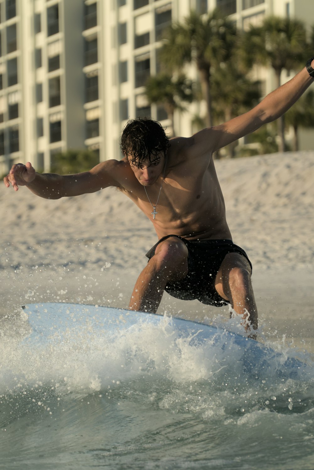 un homme chevauchant une planche de surf sur une vague