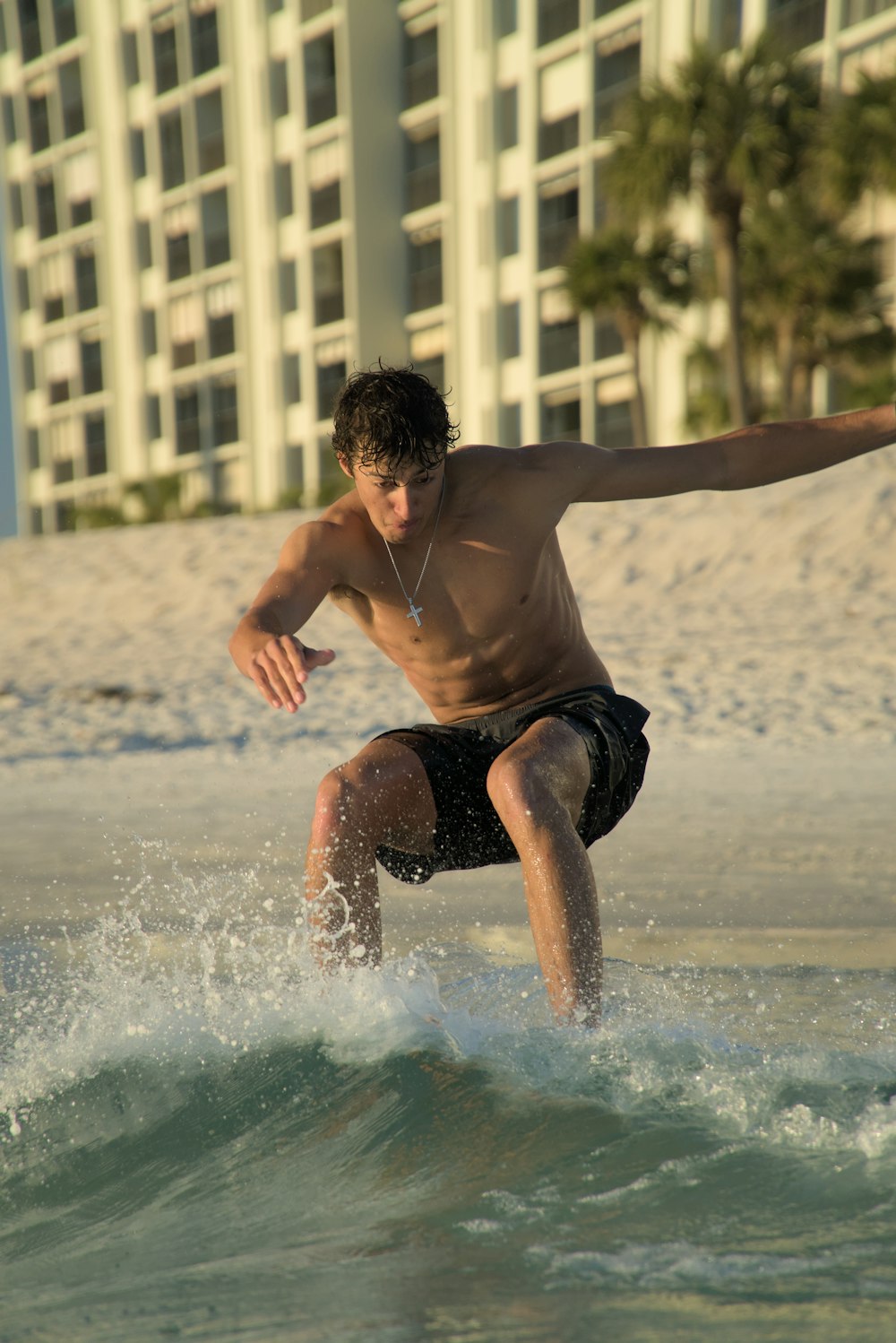 un homme chevauchant une vague sur une planche de surf