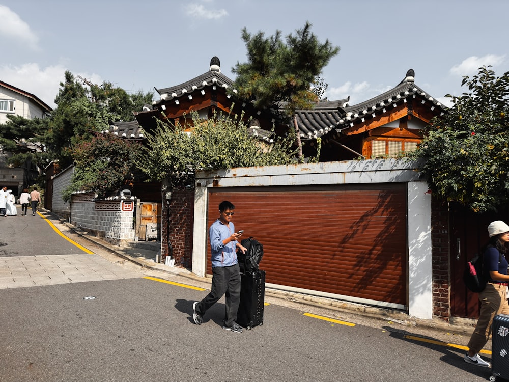 un uomo in piedi sul ciglio di una strada accanto a un garage