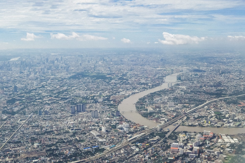 Eine Luftaufnahme einer Stadt und eines Flusses