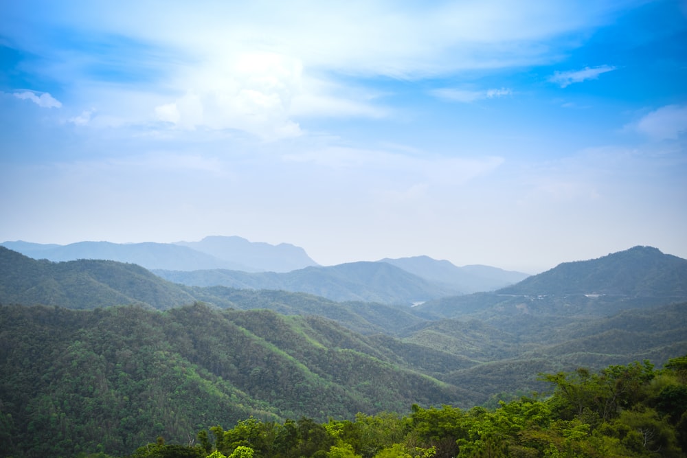 Una vista panoramica di una catena montuosa in lontananza