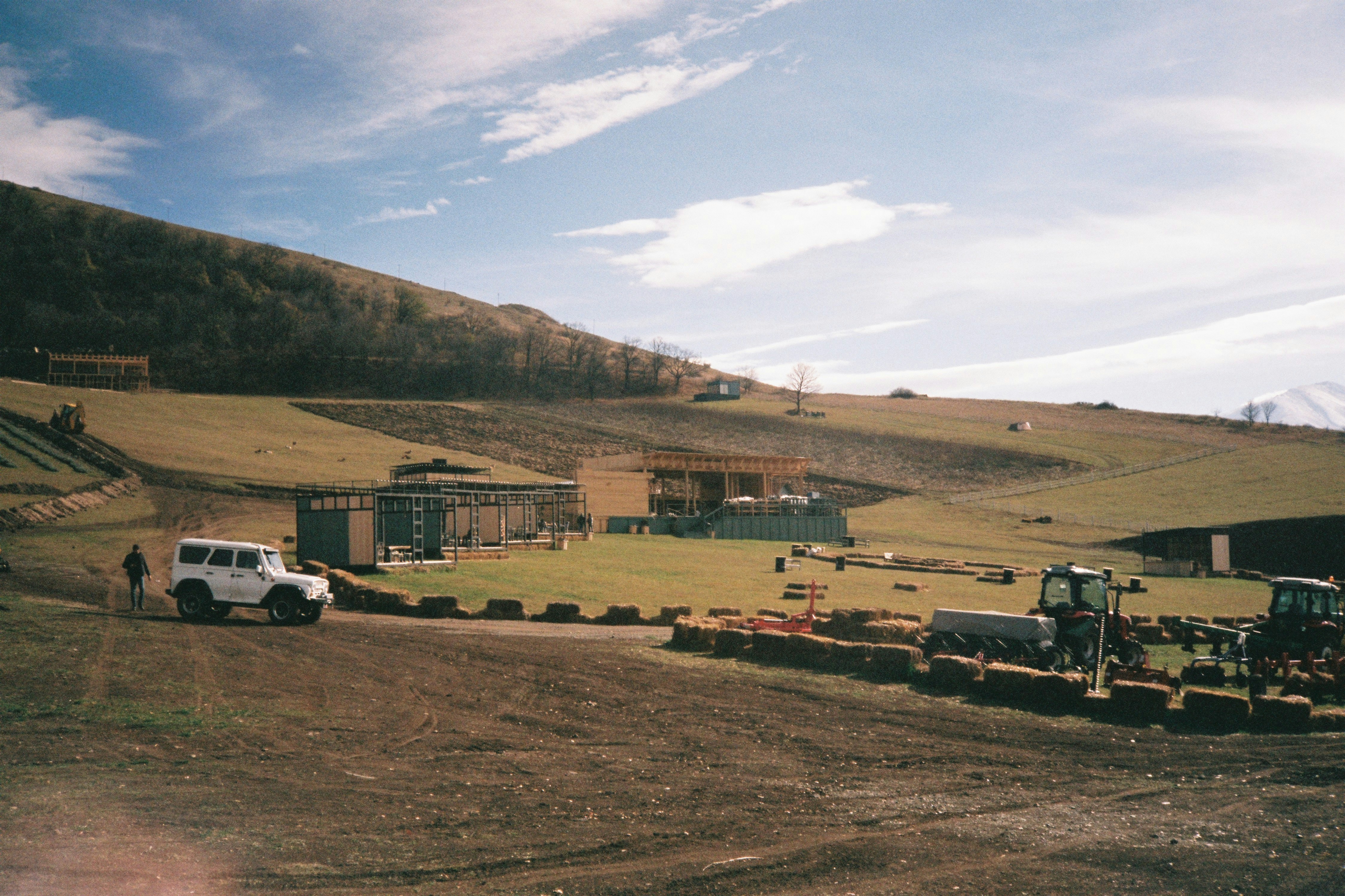 Um Caminhao Branco Estacionado Em Um Campo Ao Lado De Uma Fazenda XOuzXw_8Se8