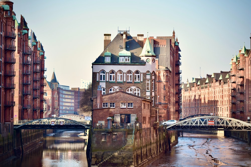 un río que atraviesa una ciudad junto a edificios altos