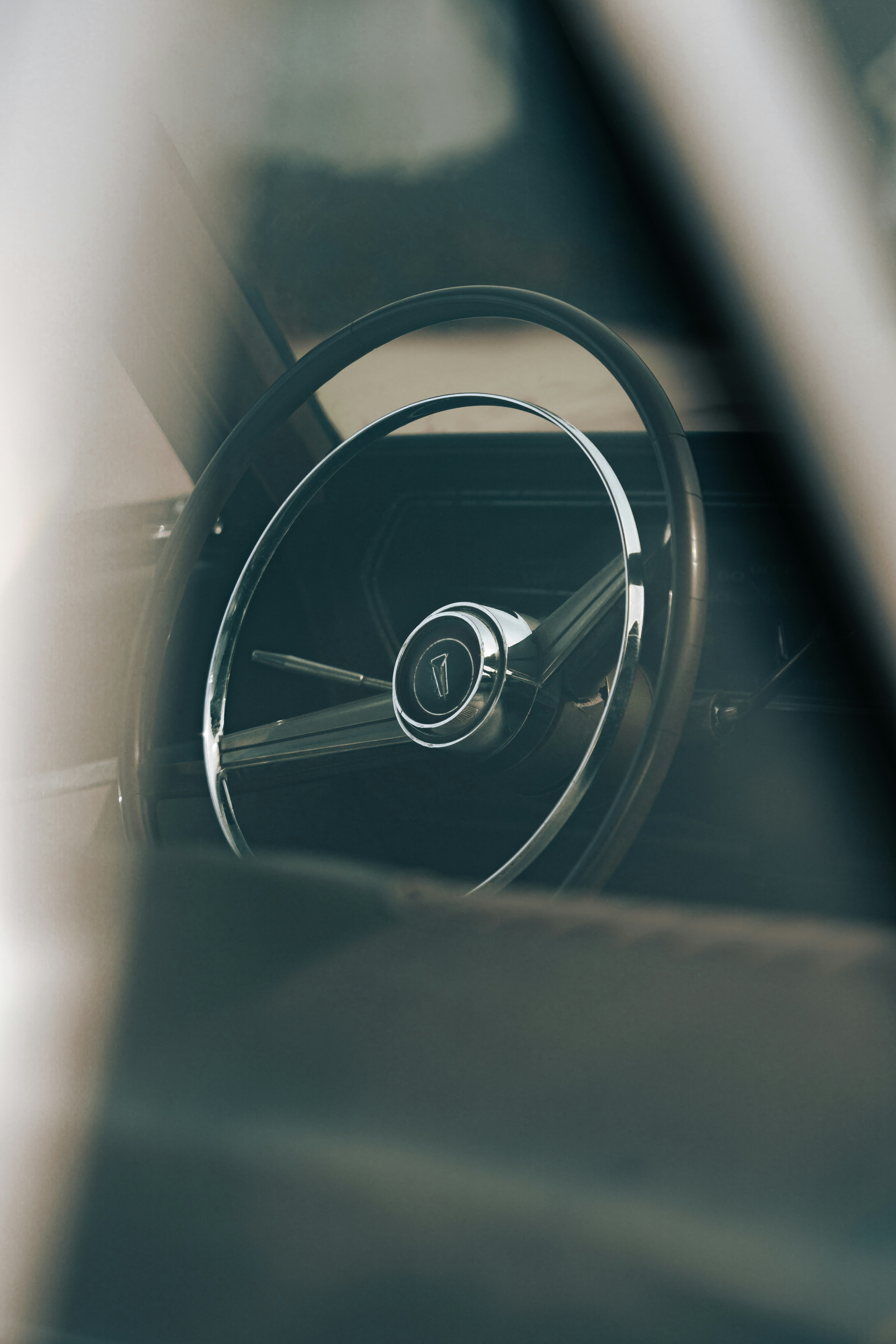 eine Nahaufnahme eines Lenkrads und Armaturenbretts eines Autos