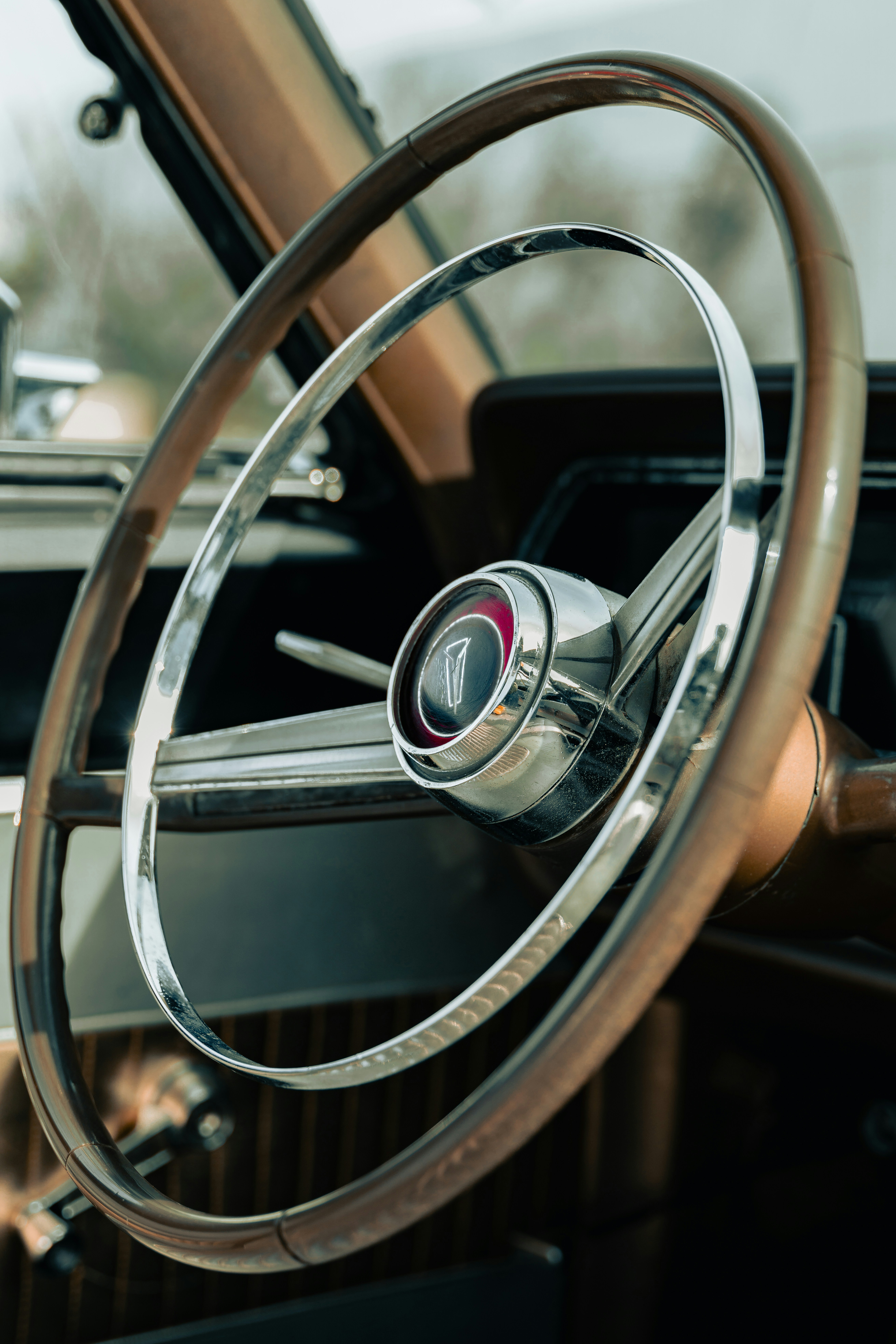 ein Lenkrad und Armaturenbrett eines Autos