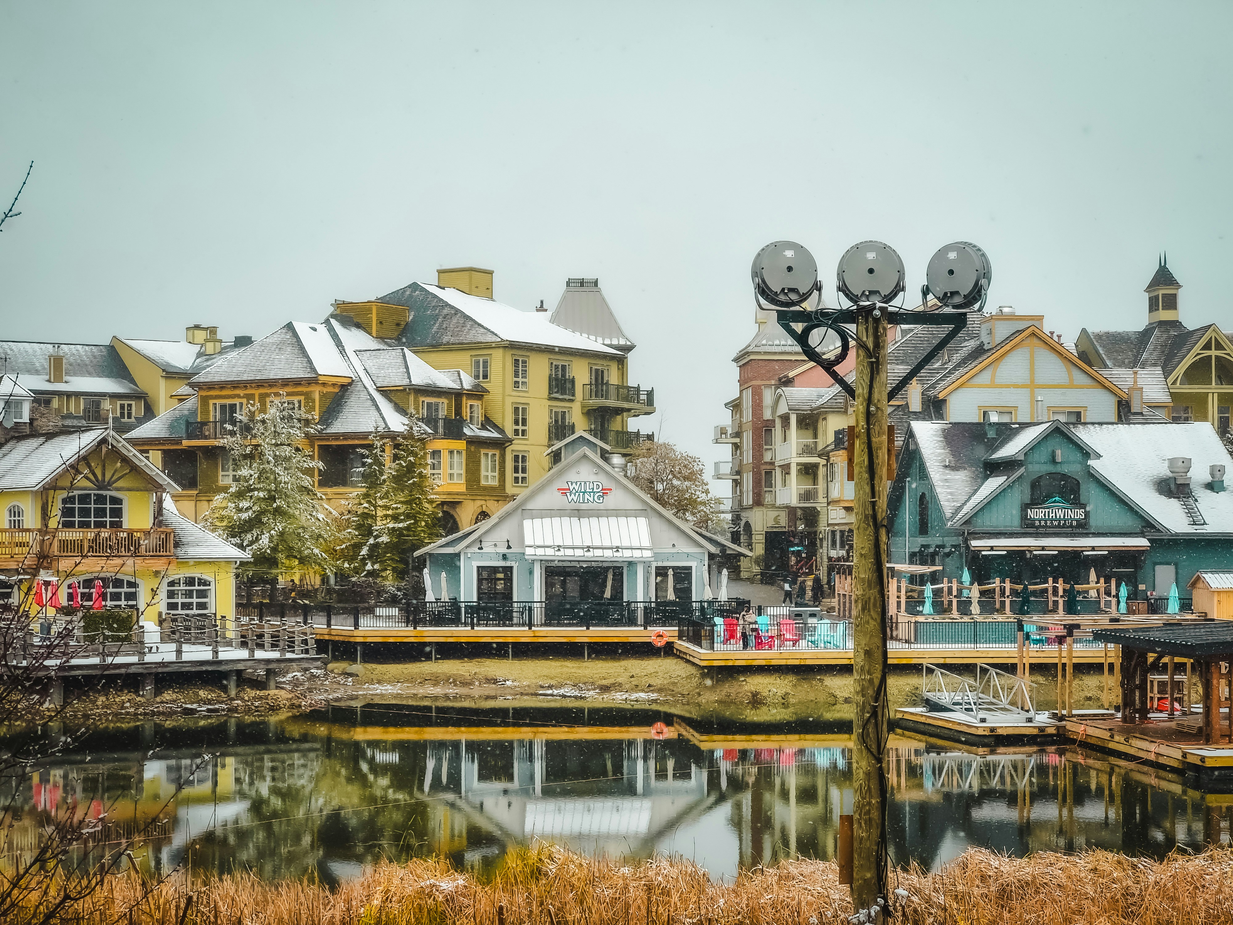湖と建物がたくさんある街の景色