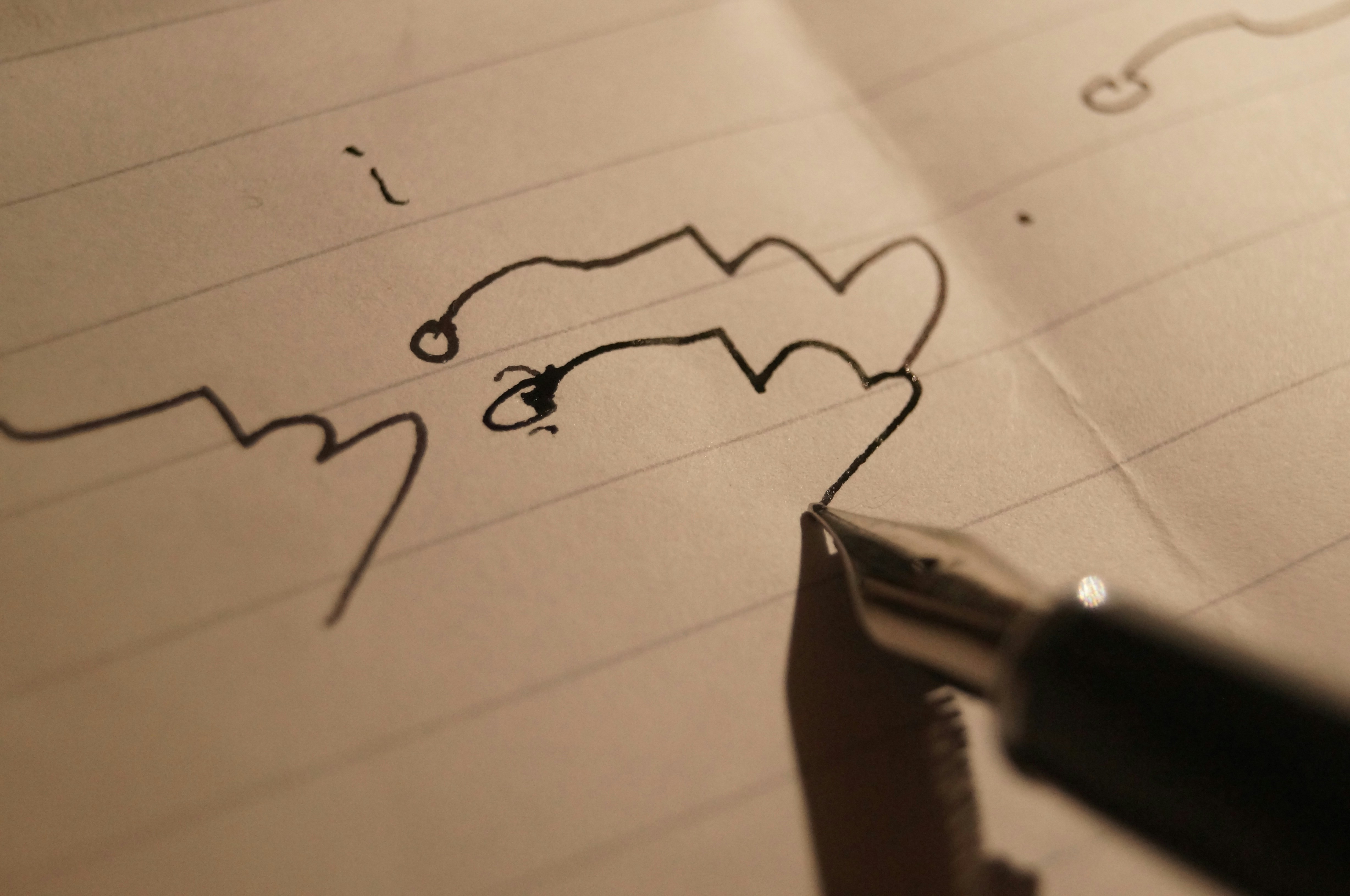 Un bolígrafo está sobre una hoja de papel con un dibujo de un