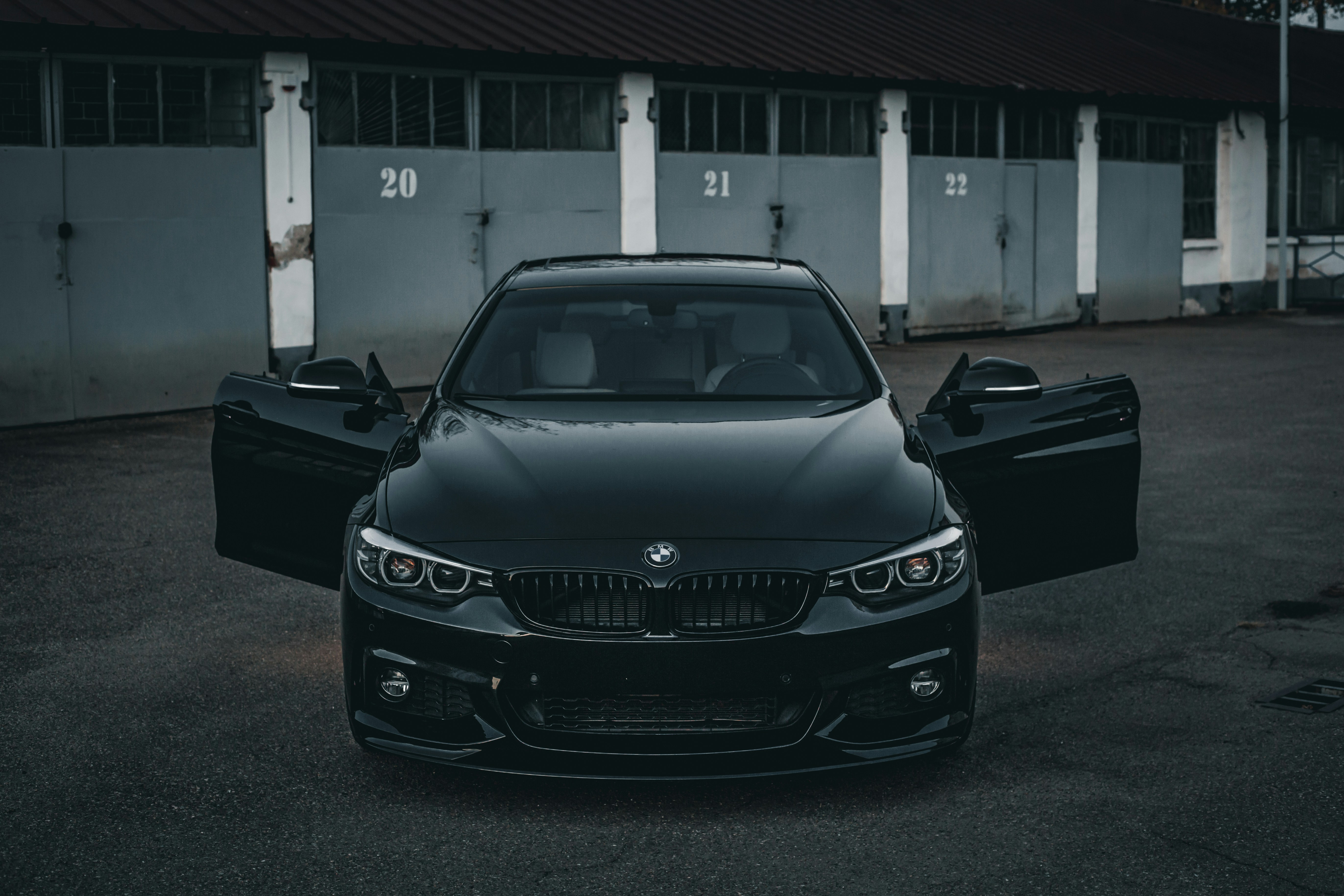 建物の前に停められた黒い車
