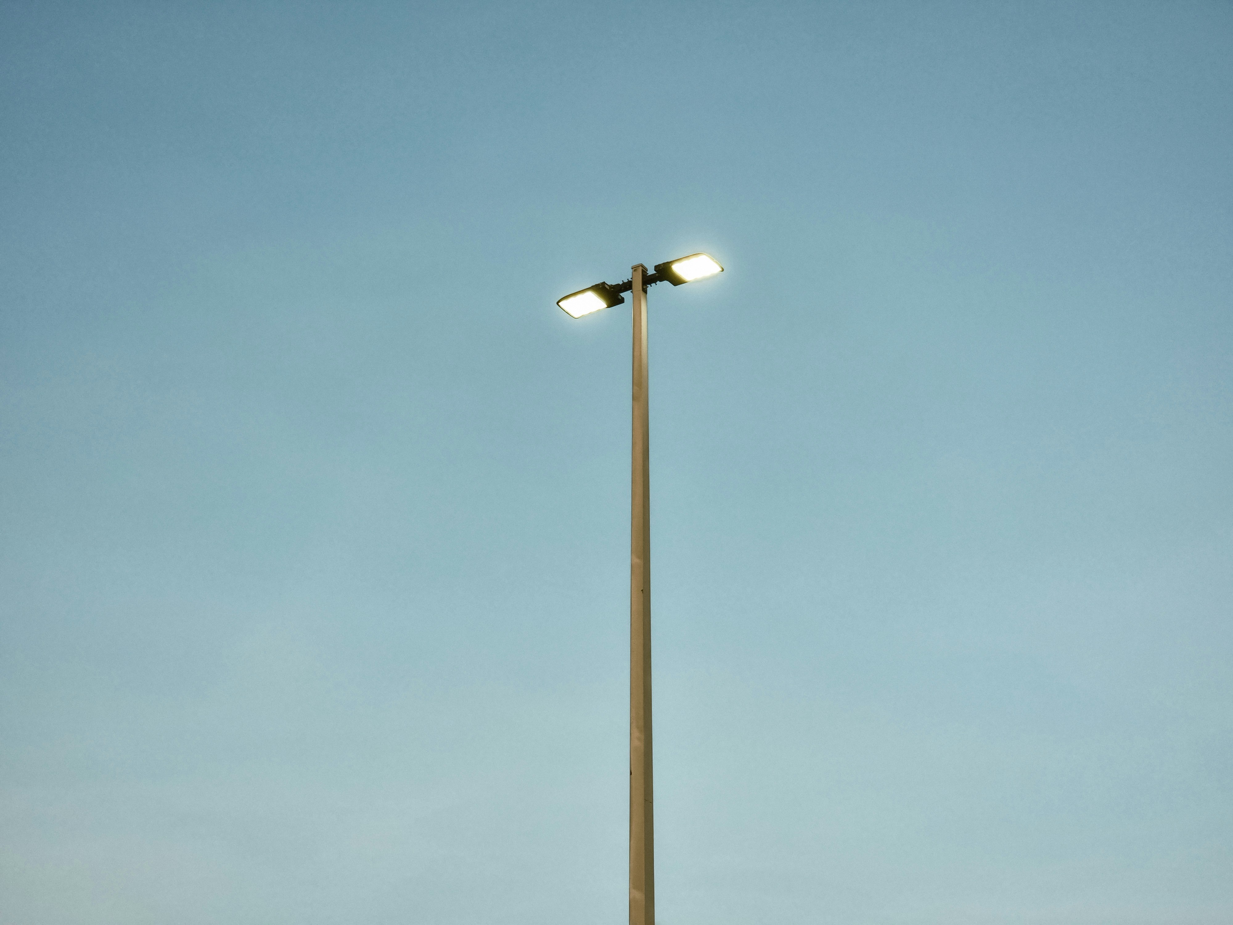 街路灯の上に2つのライトが付いている場合