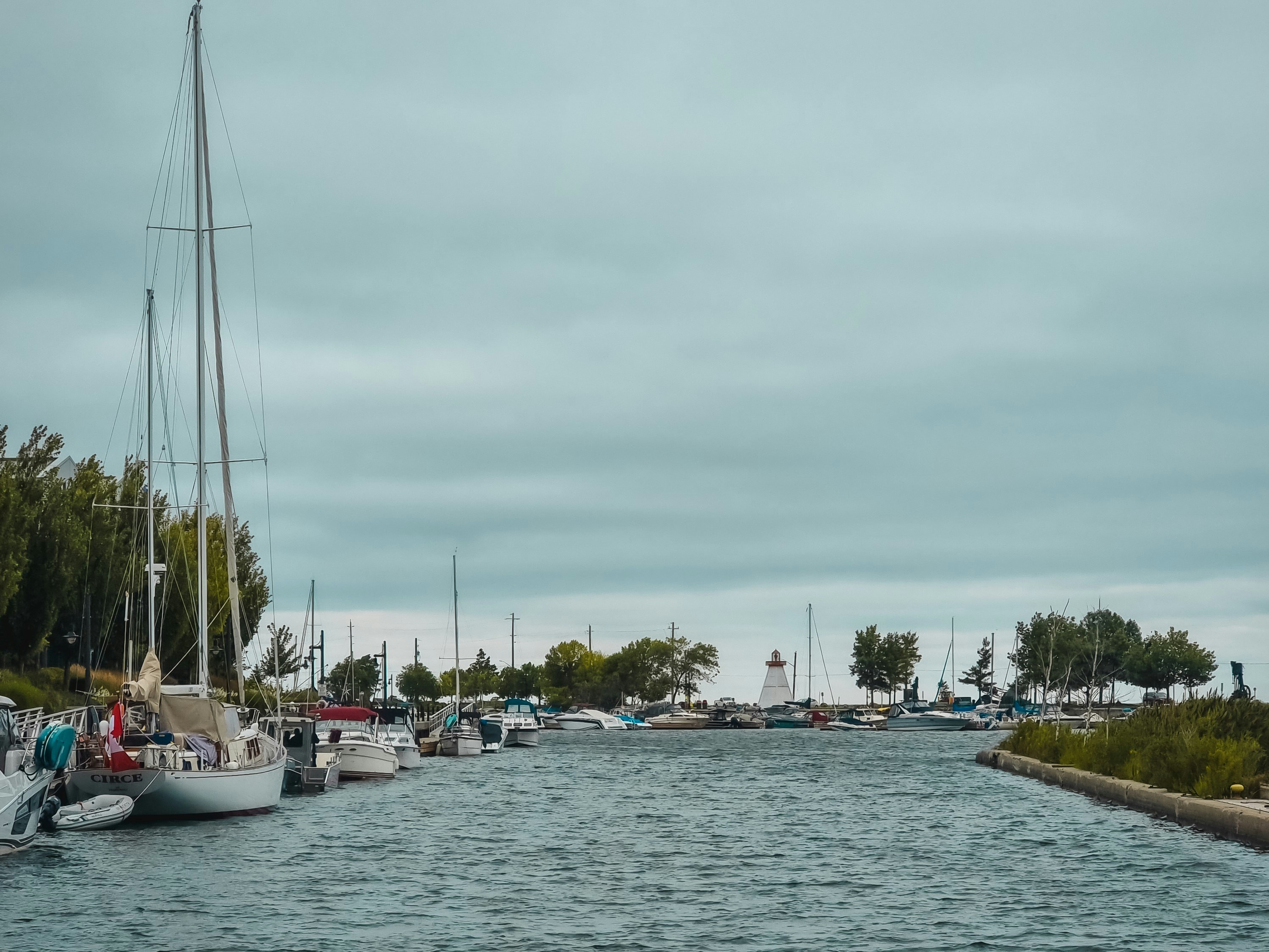 たくさんのボートで満たされた水域