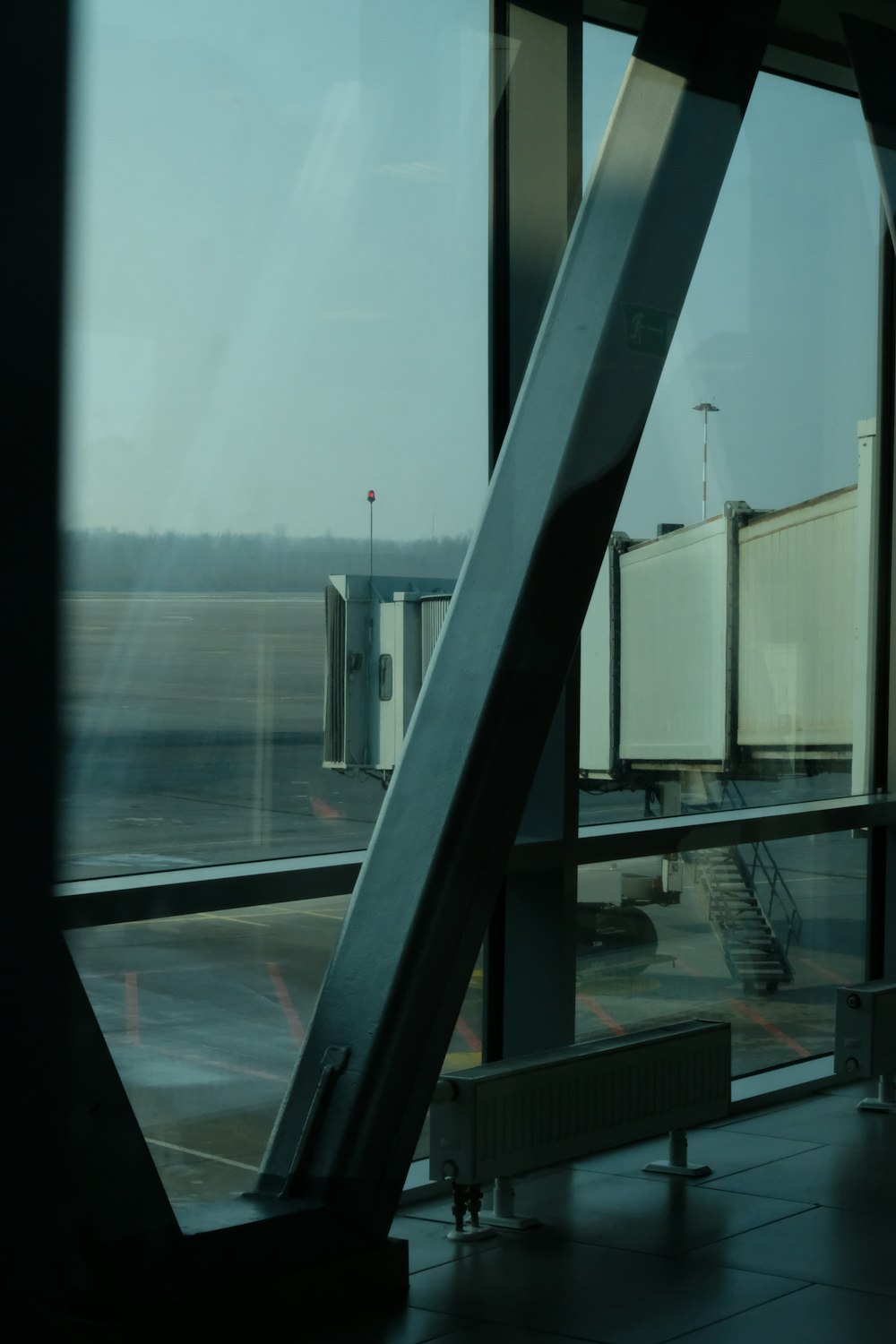 Una vista de un aeropuerto a través de una ventana