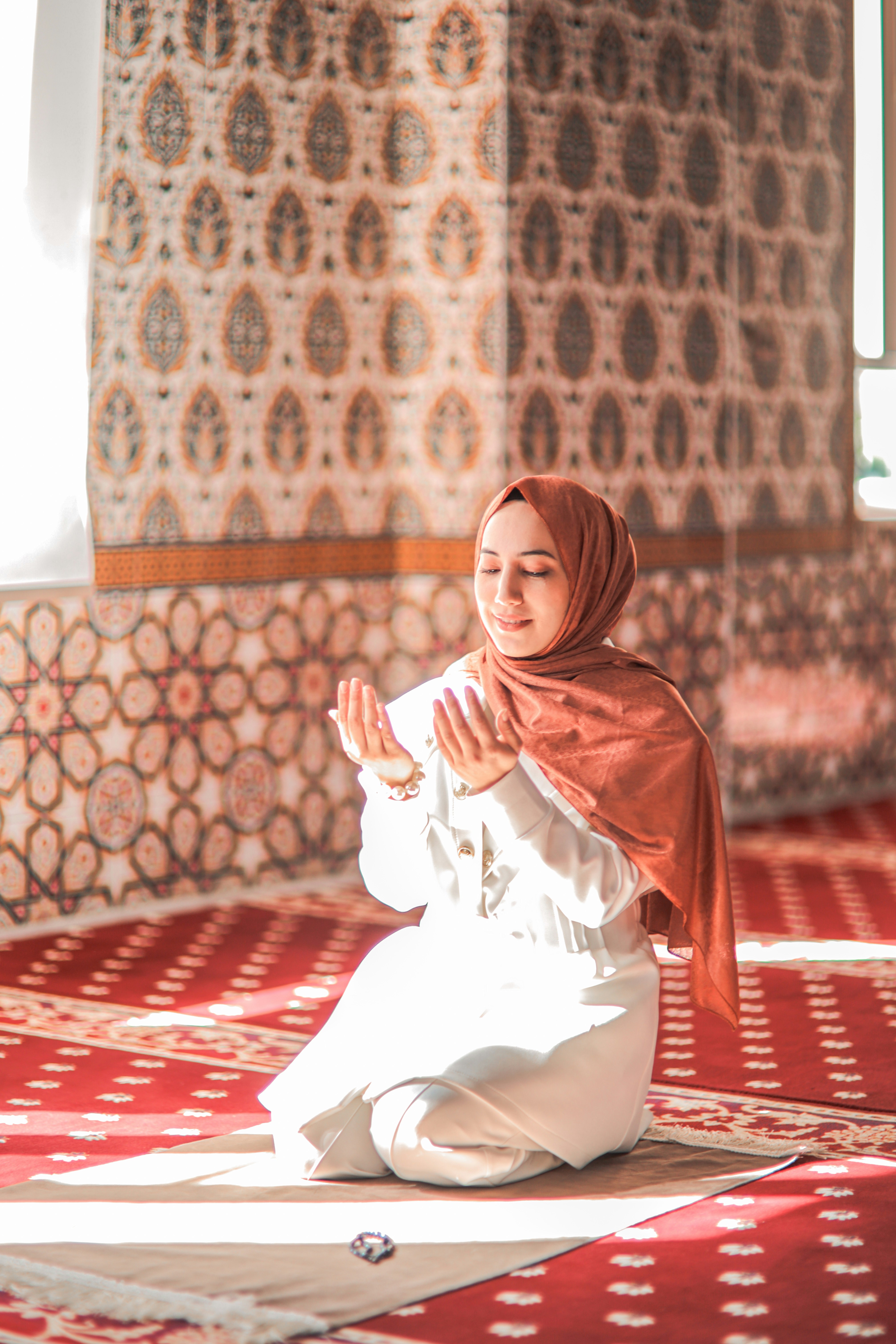 seorang wanita duduk di atas karpet di sebuah ruangan