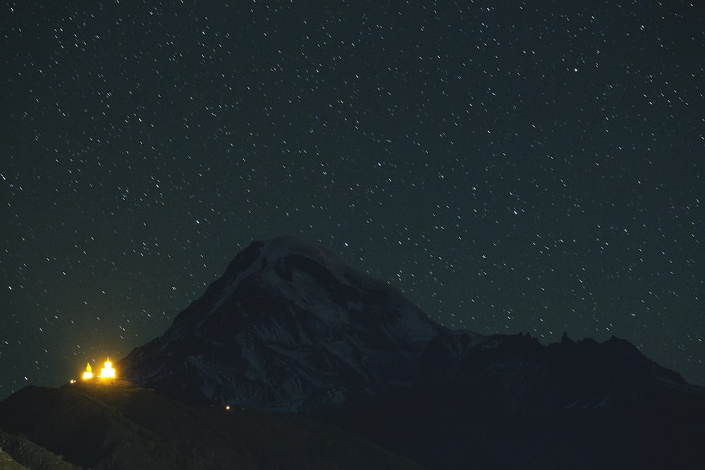 山の上の夜空は満天の星