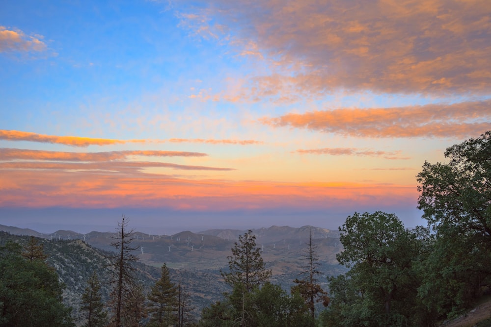 Blick auf den Sonnenuntergang auf die Berge und Bäume