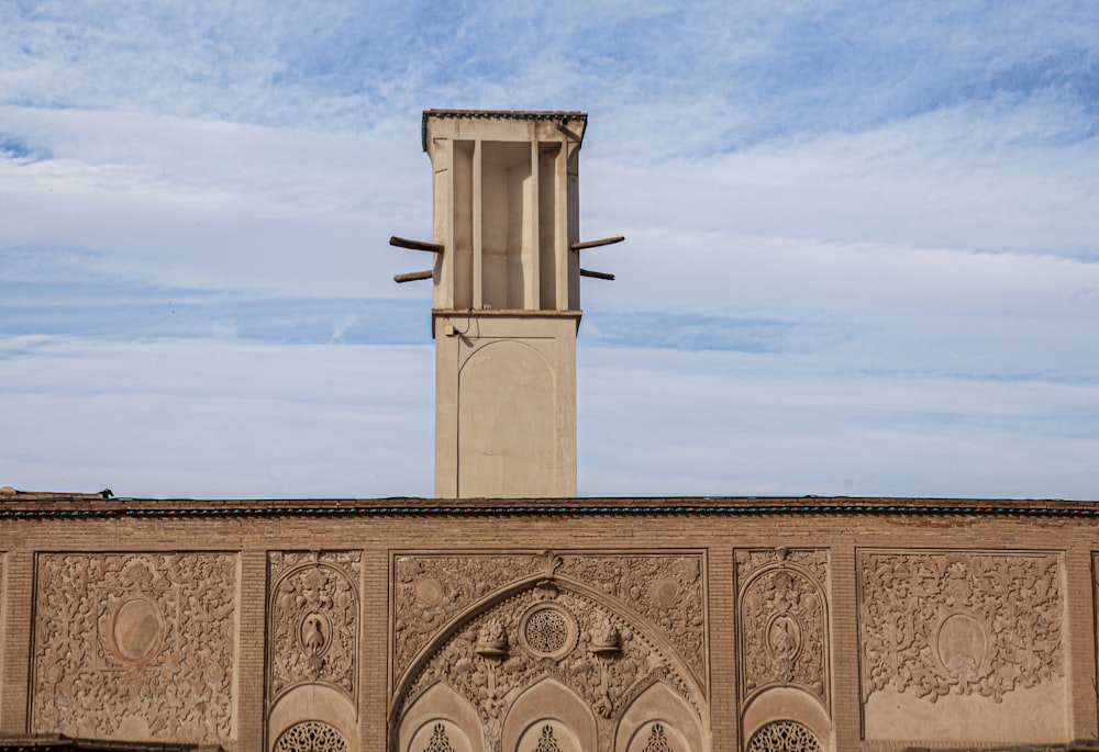 ein hoher Uhrenturm, der über einer Stadt thront