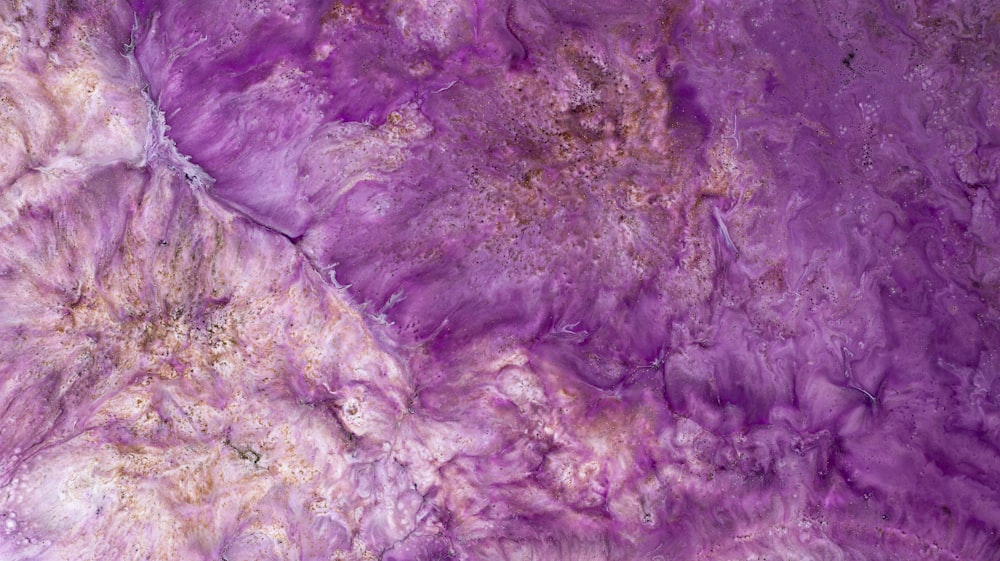 un primo piano di una texture marmorea viola