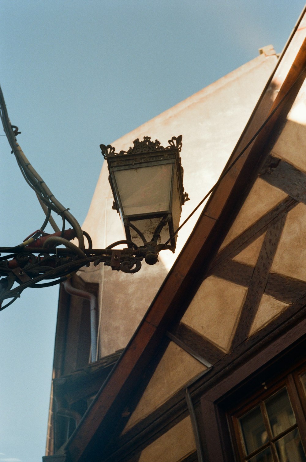 un lampadaire suspendu sur le côté d’un bâtiment