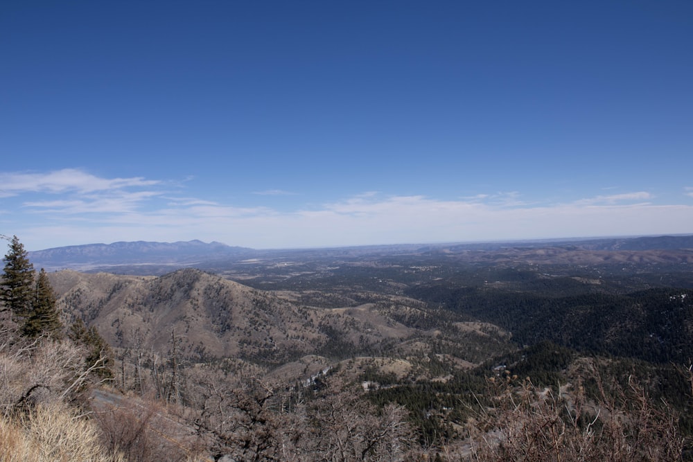 Una vista de una cadena montañosa desde un punto de vista alto