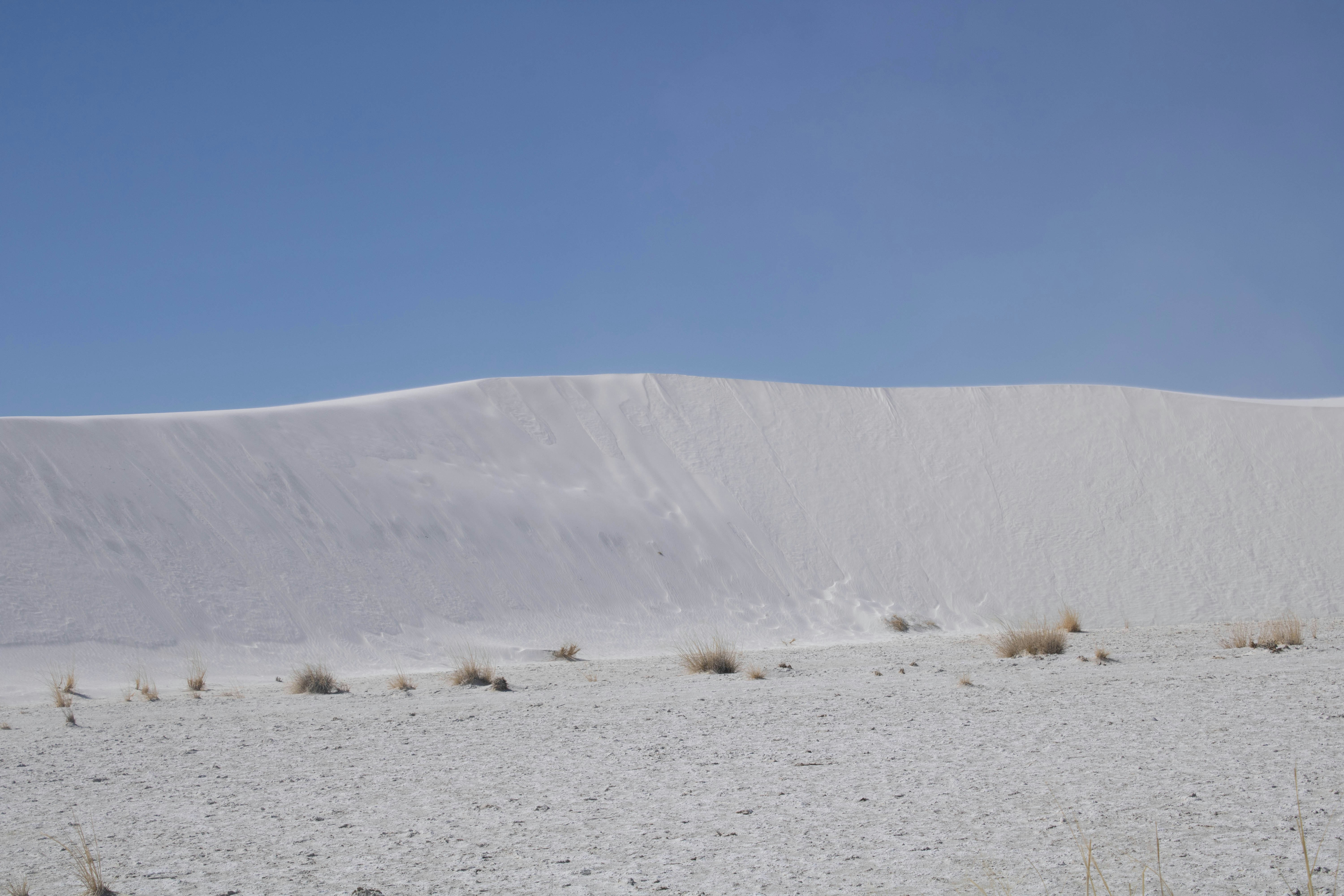 una gran duna de arena blanca en medio de un desierto