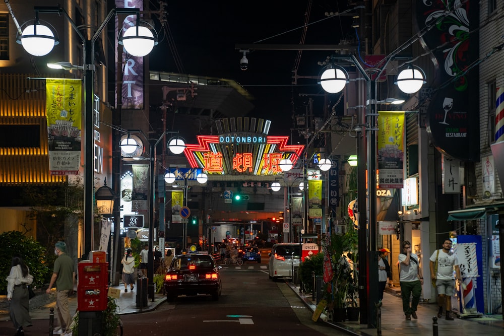 Une rue de la ville remplie de beaucoup de circulation la nuit