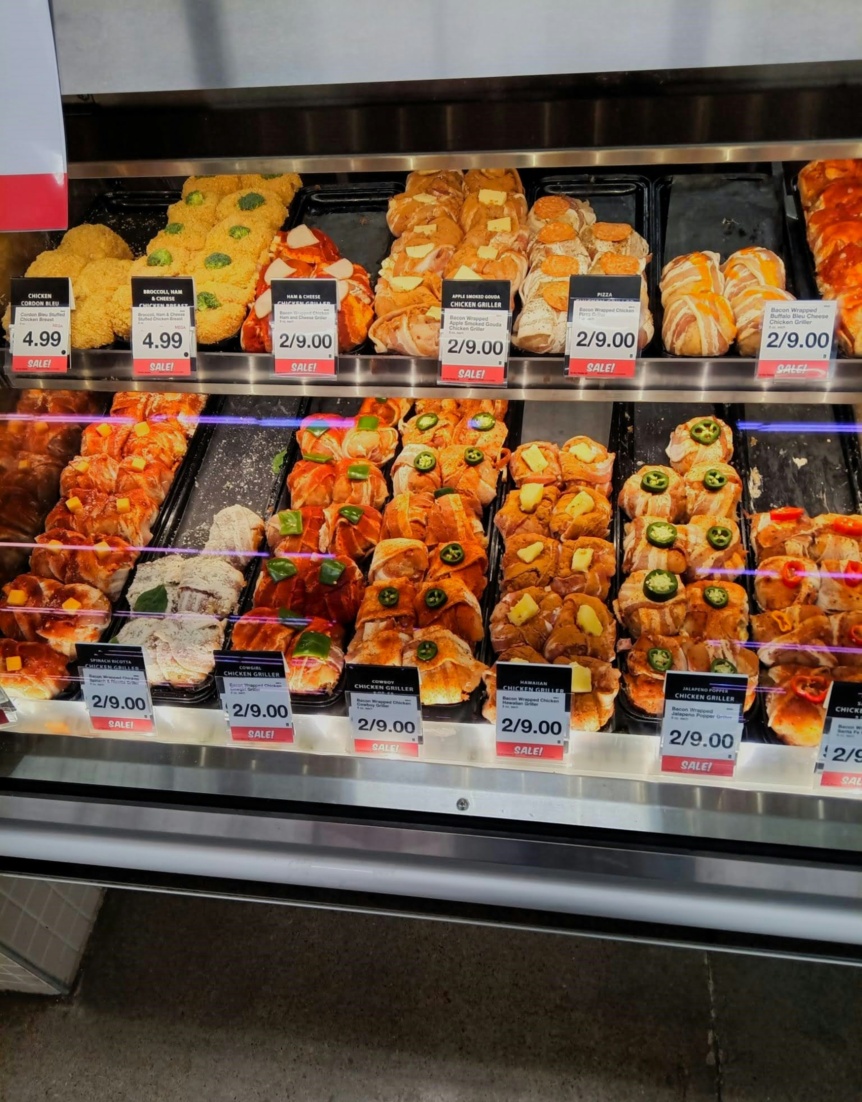 una vitrina llena de muchos tipos diferentes de alimentos