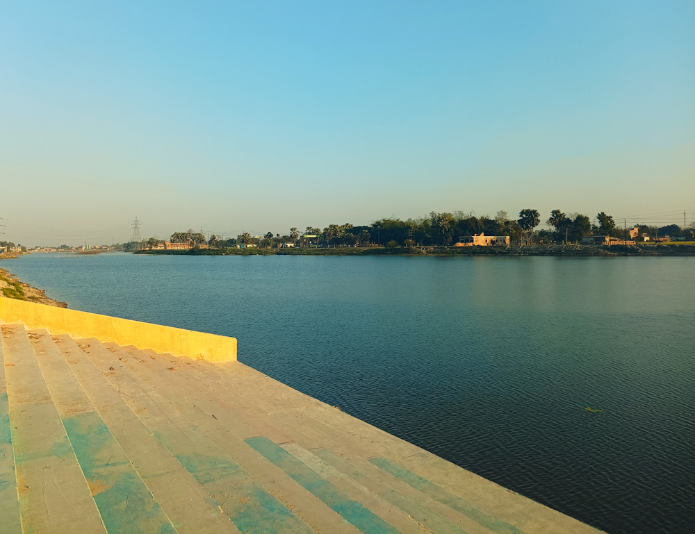 a large body of water sitting next to a shore