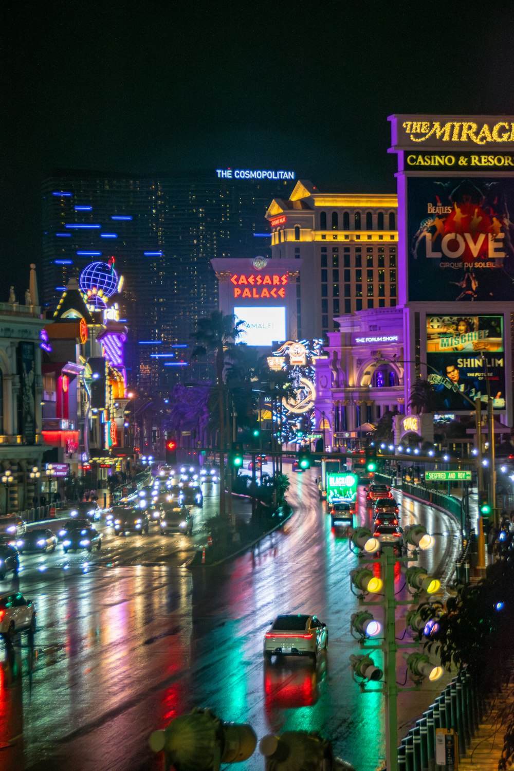 Uma rua movimentada da cidade à noite com luzes de néon