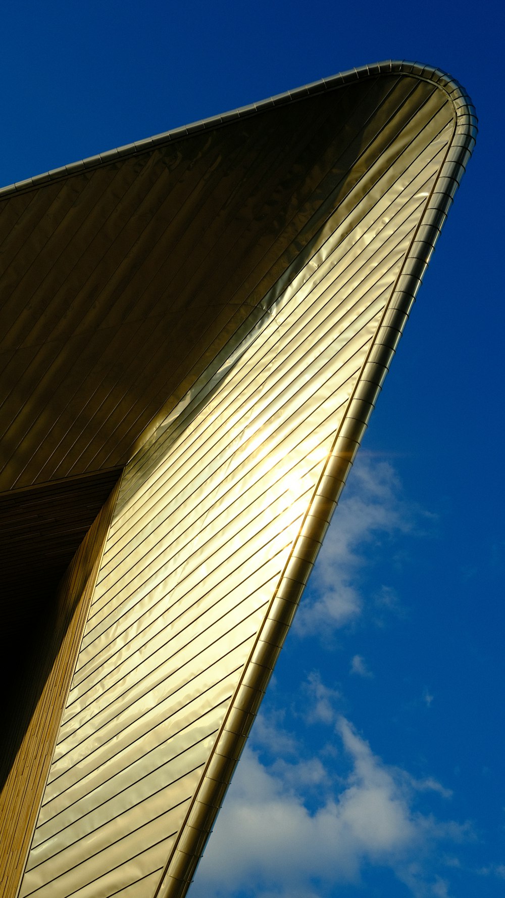 um close up de um edifício com um céu azul ao fundo