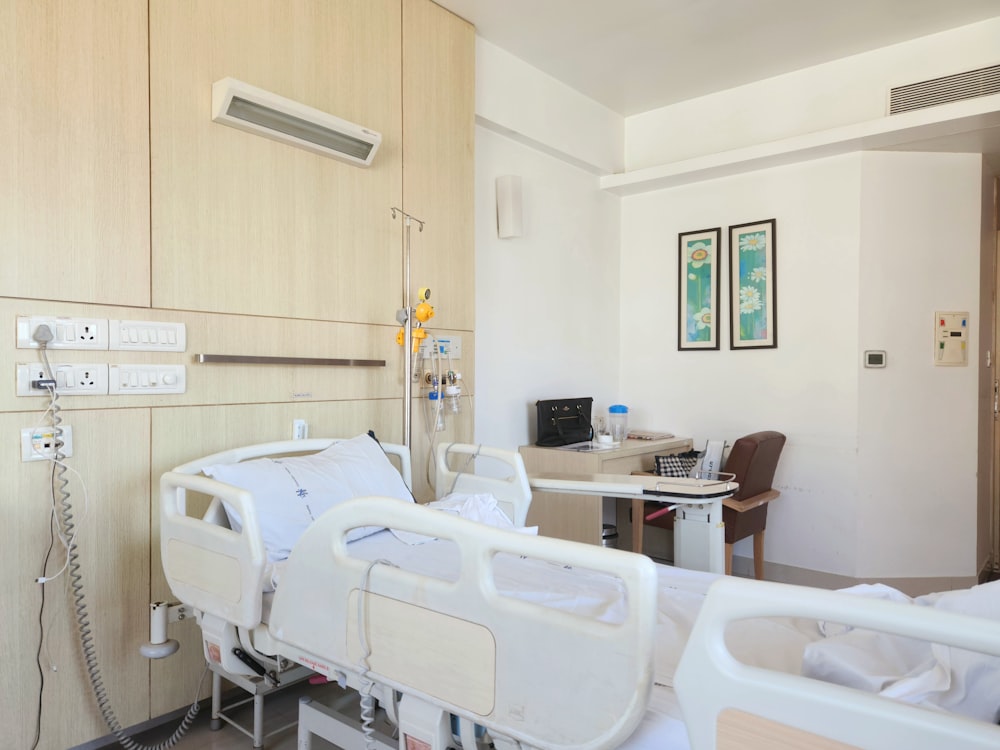 une chambre d’hôpital avec un lit et un bureau