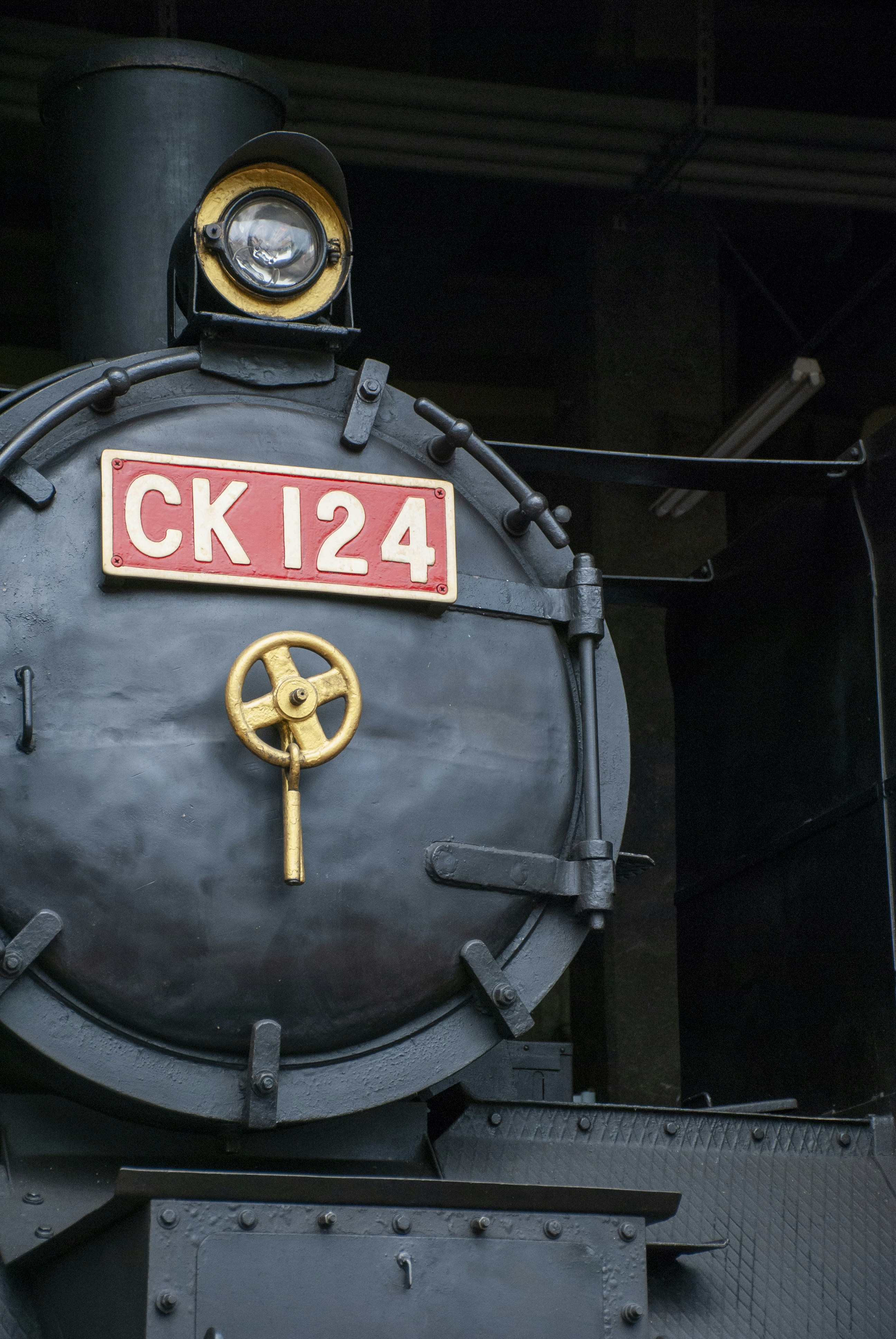 A close up of the front of a train photo – Free Train Image on Unsplash