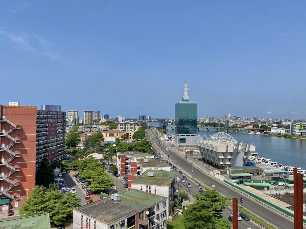 Una vista de una ciudad con un río que la atraviesa