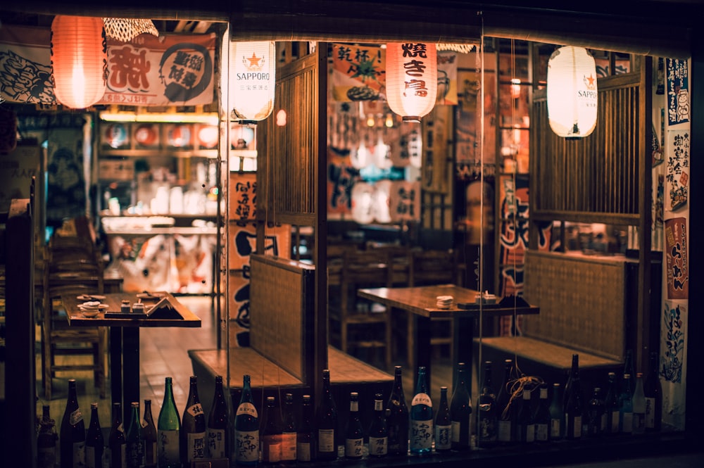 Un restaurante con muchas botellas de vino en el escaparate