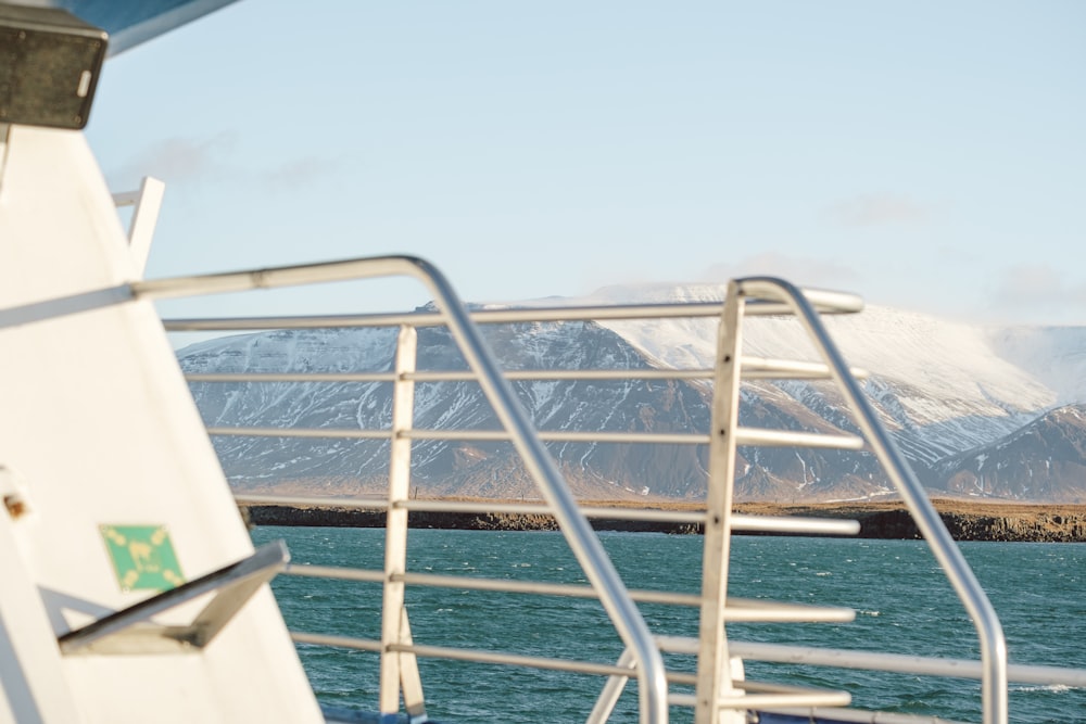 Blick auf die Berge von einem Boot auf dem Wasser