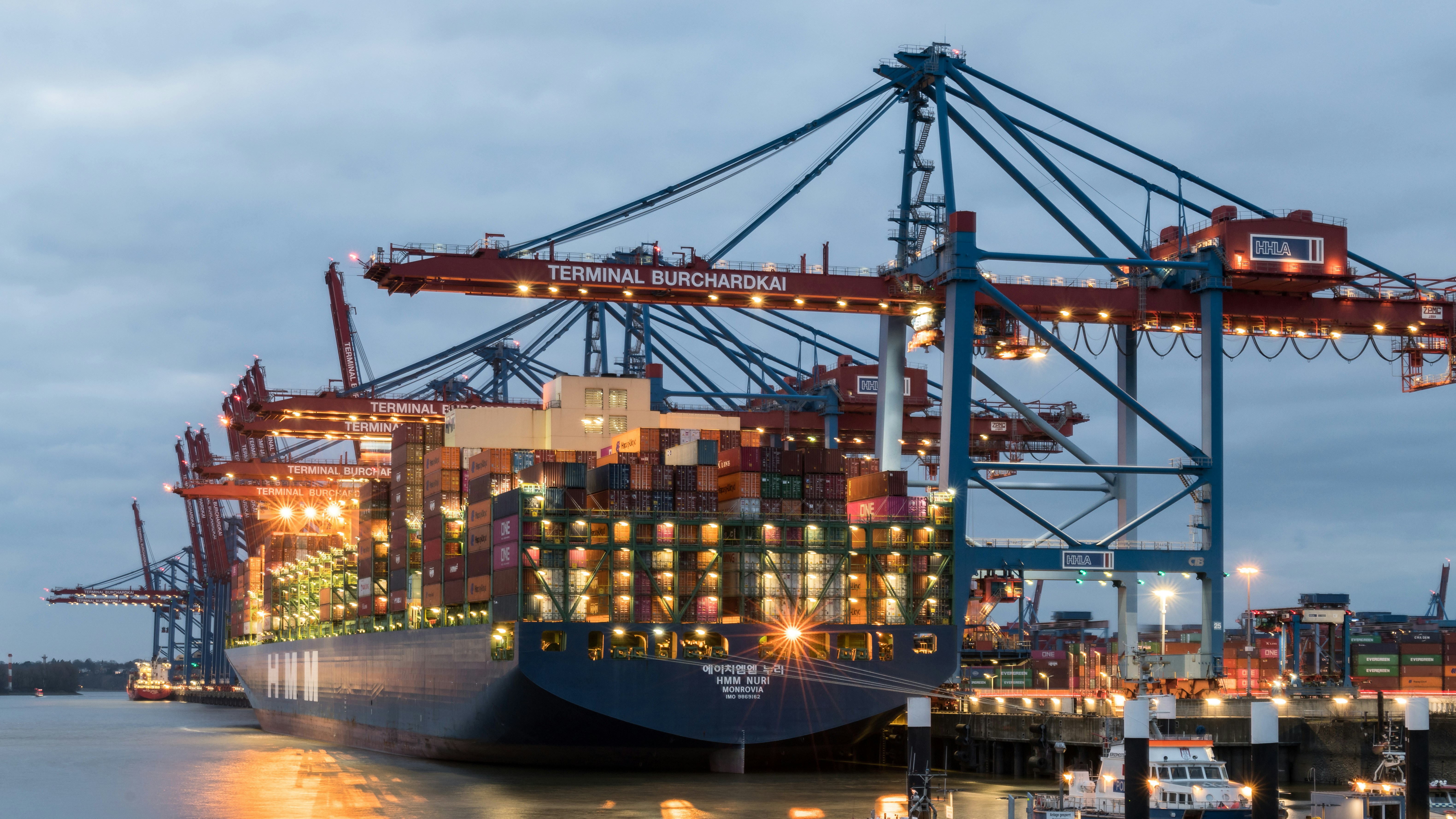 gray computer monitor